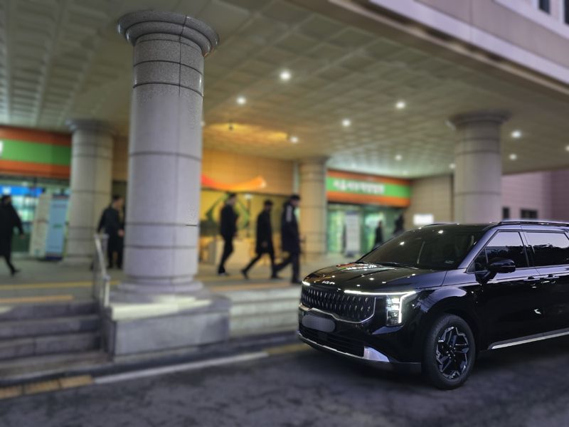 고위공직자범죄수사처가 17일 오후 5시40분께 윤석열 대통령에 대한 구속영장을 들고 서울서부지법에 도착했다. 사진=서지윤 기자