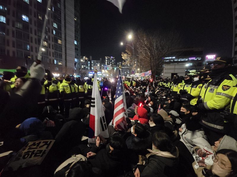 17일 오후 7시13분께 서울 공덕동 서울 서부지법 앞에서 윤석열 대통령 지지자들이 고위공직자범죄수사처의 구속영장 청구에 항의하며 시위를 벌이고 있다. 경찰은 3차 해산명령 끝에 집회 인원을 해산시키기 시작했다. /사진=서지윤 기자
