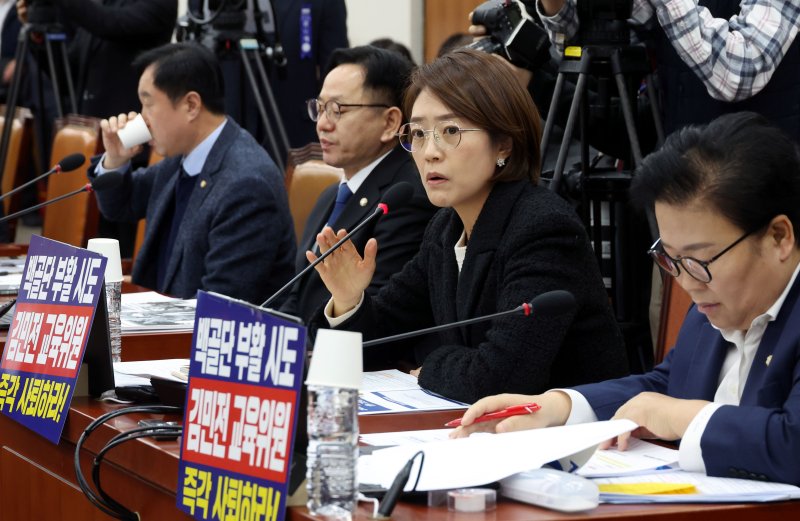 [서울=뉴시스] 조성봉 기자= 고민정 더불어민주당 의원이 17일 오전 서울 여의도 국회 교육위원회에서 열린 AI 디지털교과서 검증 청문회에서 '백골단 부활시도 국회 기자회견' 관련 김민전 국민의힘 의원의 교육위 사퇴를 촉구하는 발언을 하고 있다. 2025.01.17. suncho21@newsis.com