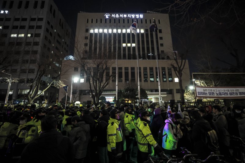 '서부지법 난동' 공수처 차량 막은 8명 근황이...
