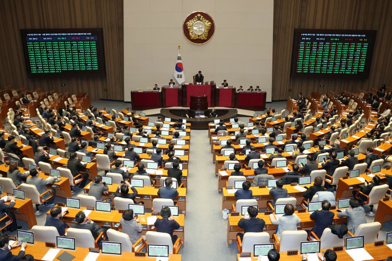 내란 특검법 수정안 국회 통과…與 "거부권 행사" vs 野 "與 요구 수용"