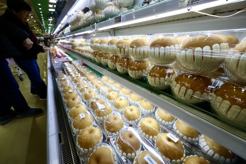 [서울=뉴시스] 김명년 기자 = 서울시내 한 대형마트에 배가 진열돼 있다. 2025.01.13. kmn@newsis.com