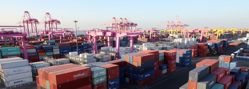 [인천=뉴시스] 전진환 기자 = 15일 인천 연수구 인천신항 컨테이너 터미널에 컨테이너가 쌓여 있다. 2025.01.15. amin2@newsis.com