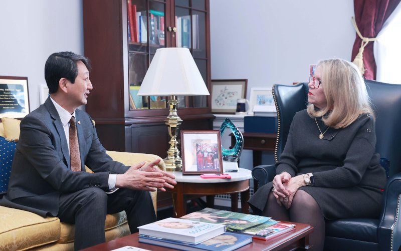 [서울=뉴시스] 안덕근 산업통상자원부 장관이 8일(현지시각) 미국 워싱턴 D.C. 의회 집무실에서 캐롤 밀러 하원의원과 면담하고 있다. (사진=산업통상자원부 제공) 2025.01.09. photo@newsis.com *재판매 및 DB 금지