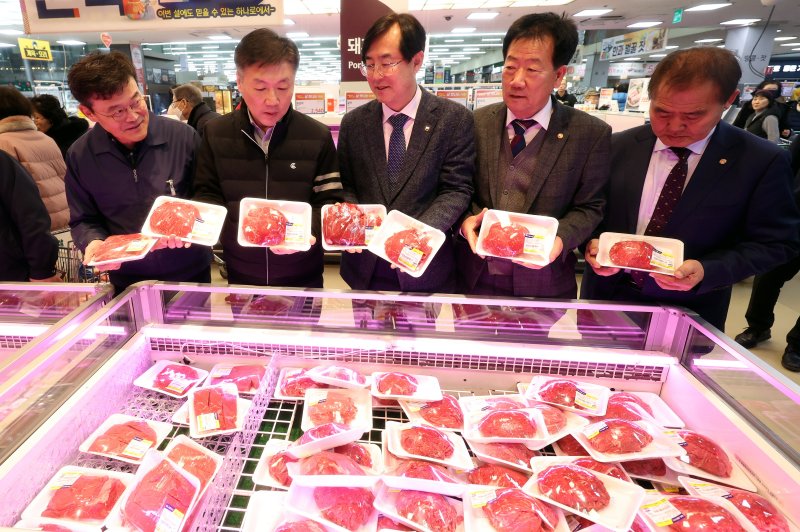 [서울=뉴시스] 추상철 기자 = 박범수 농림축산식품부 차관이 17일 오후 서울 서초구 하나로마트 양재점에서 열린 '설 명절 한우 소비촉진 할인행사' 현장점검을 하고 있다. 왼쪽부터 이동근 농협유통 대표이사, 박 차관, 안병우 농협경제지주 축산경제 대표이사, 민경천 전국한우협회장, 이동활 한우자조금관리위원회 위원장. 2025.01.17. scchoo@newsis.com
