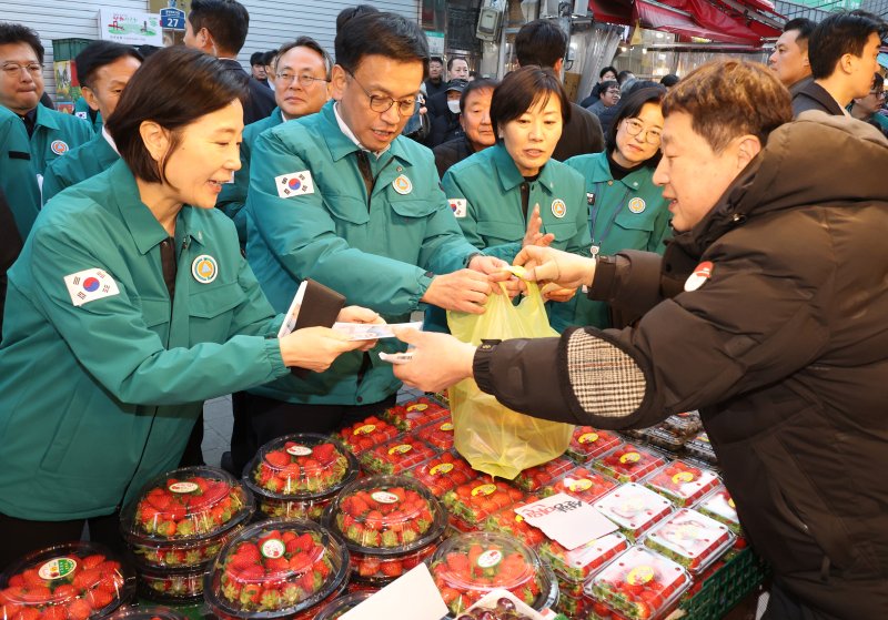 [서울=뉴시스] 최진석 기자 = 최상목 대통령 권한대행 부총리 겸 기획재정부 장관이 17일 서울 동작구 남성사계시장에서 상인들과의 간담회를 마친 후 딸기를 구입하고 있다. (대통령실통신사진기자단) 2025.01.17. myjs@newsis.com