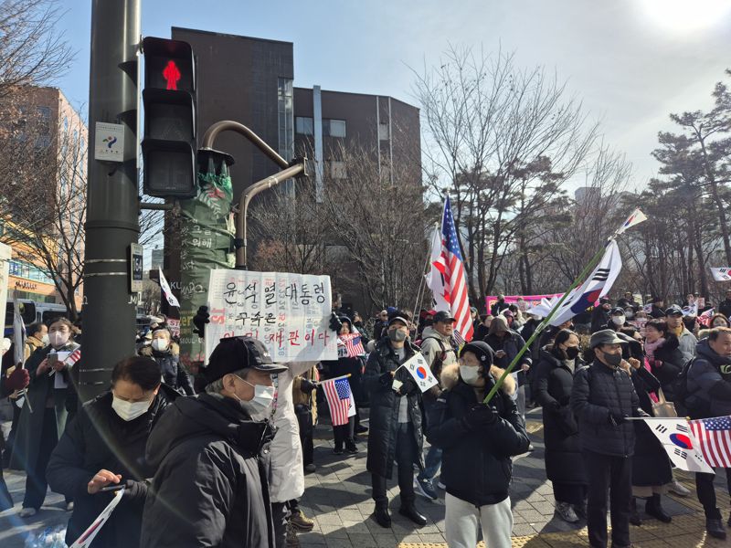 윤 대통령 지지자들이 18일 오전 11시 20분께 서울서부지법 인근에서 윤 대통령 지지 시위를 하고 있다. /사진=최은솔 기자