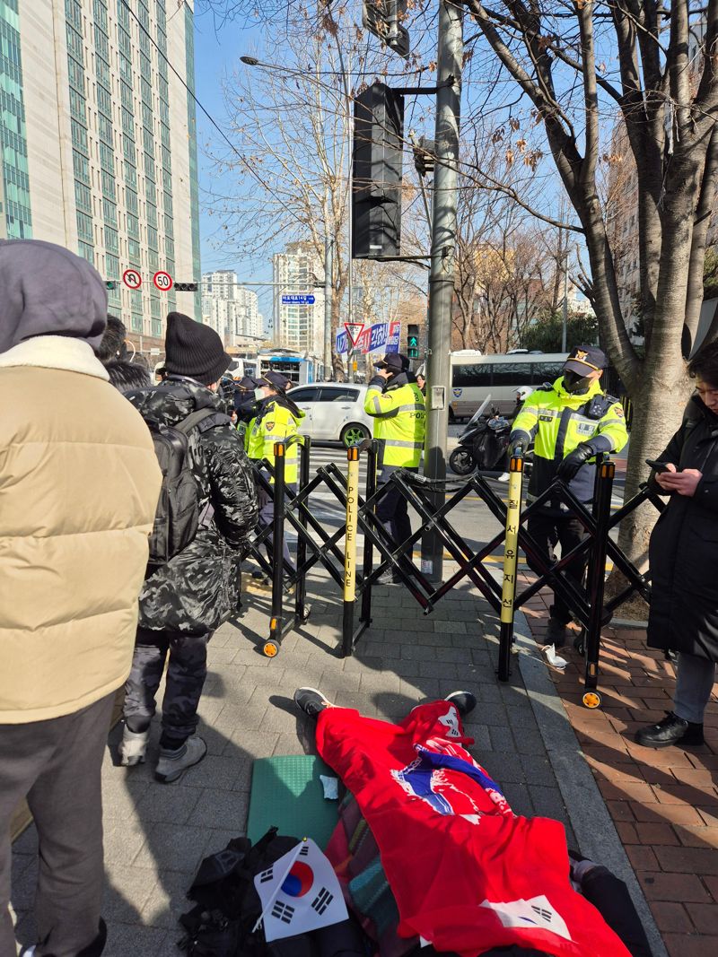 윤 대통령 일부 지지자들이 18일 오전 11시 20분께 서울서부지법 인근에서 길거리에 누워있다. /사진=최은솔 기자