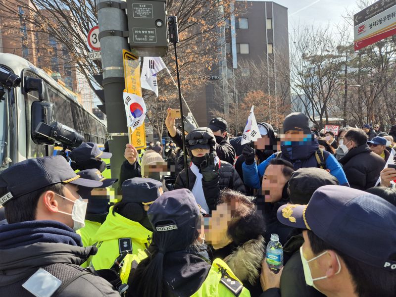 윤 대통령 지지자들이 18일 오전 11시 20분께 서울서부지법 인근에서 윤 대통령 지지 시위를 하고 하다가 경찰과 실랑이를 벌이고 있다. /사진=최은솔 기자