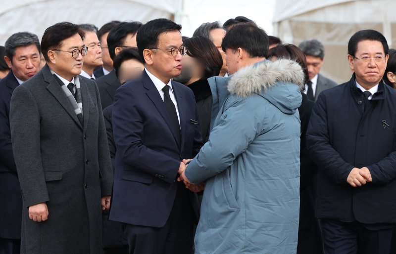 추모식 참석한 최상목 대행 "사고 원인 철저히 규명하겠다"