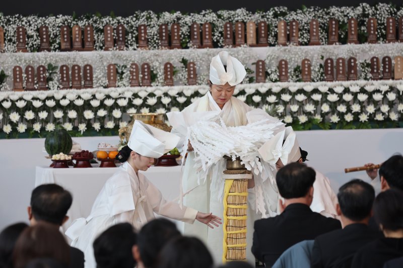 18일 전남 무안항공2층 로비에서 열린 12.29제주항공 여객기참사 합동추모식에서 진도씻김굿 보존회의 고풀이, 씻김굿, 지전춤이 펼쳐지고 있다. 2025.1.18/뉴스1 ⓒ News1 김태성 기자