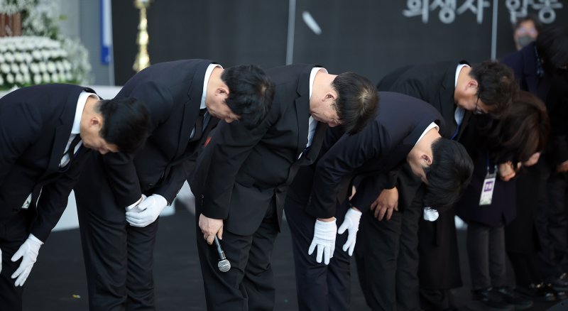 박한신 제주항공 참사 유가족협의회 대표를 비롯한 관계자들이 18일 오전 전남 무안국제공항에서 열린 12·29 제주항공 여객기 참사 희생자 합동 추모식을 마친 뒤 참석자들에게 고개 숙여 감사의 인사를 하고 있다. 2025.1.18/뉴스1 ⓒ News1 김진환 기자