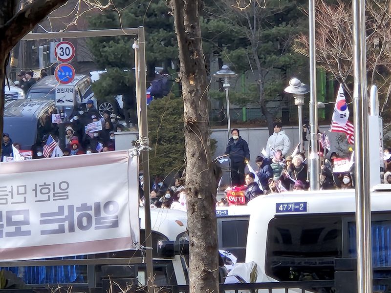 尹 구속심사 출석에 지지자들 격앙..."불법체포 위조공문"