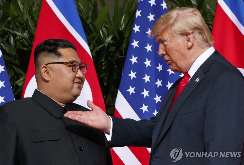 2018년 싱가포르 북미정상회담에서 얼굴을 마주한 김정은 북한 국무위원장(왼쪽)과 도널드 트럼프 당시 미 대통령(오른쪽) (출처=연합뉴스)