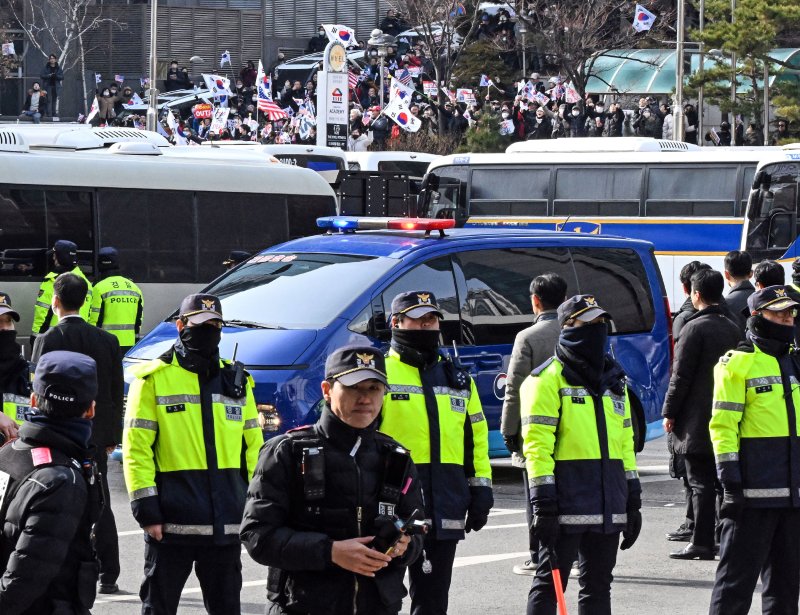 지난 1월 내란 우두머리 혐의로 체포돼 영장실질심사를 받는 윤석열 당시 인기있는바카라사이트이 탑승한 호송차량이 서울 마포구 서울서부지방법원에 도착하고 있다. 윤 인기있는바카라사이트은 서부지법 입구에 마련된 포토라인엔 서지 않고 지하주차장을 통해 법정으로 들어갔다./사진=뉴스1