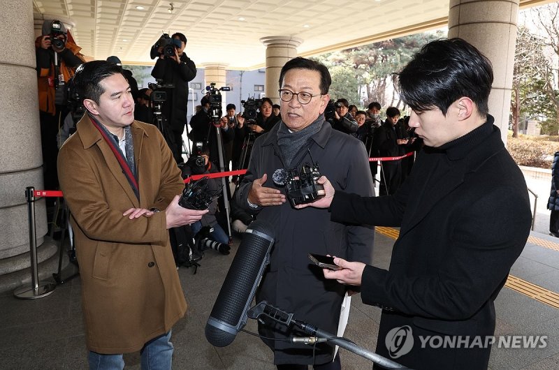 윤 대통령 영장심사, 법정향하는 석동현 변호사 (출처=연합뉴스)