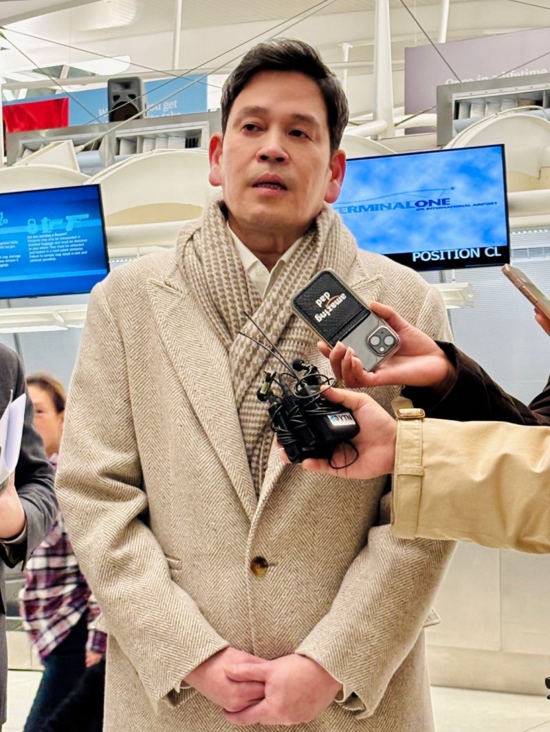 오는 20일(현지시간) 예정인 도널드 트럼프 대통령 취임식에 참석하기 위해 미국을 찾은 정용진 신세계그룹 회장이 17일 뉴욕 JFK 국제공항에서 취재진 질문에 답하고 있다. (신세계그룹 제공)