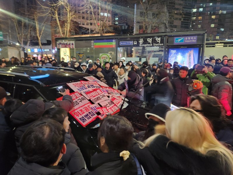 공수처 추정 차량 포위한 윤 대통령 지지자 (출처=연합뉴스)