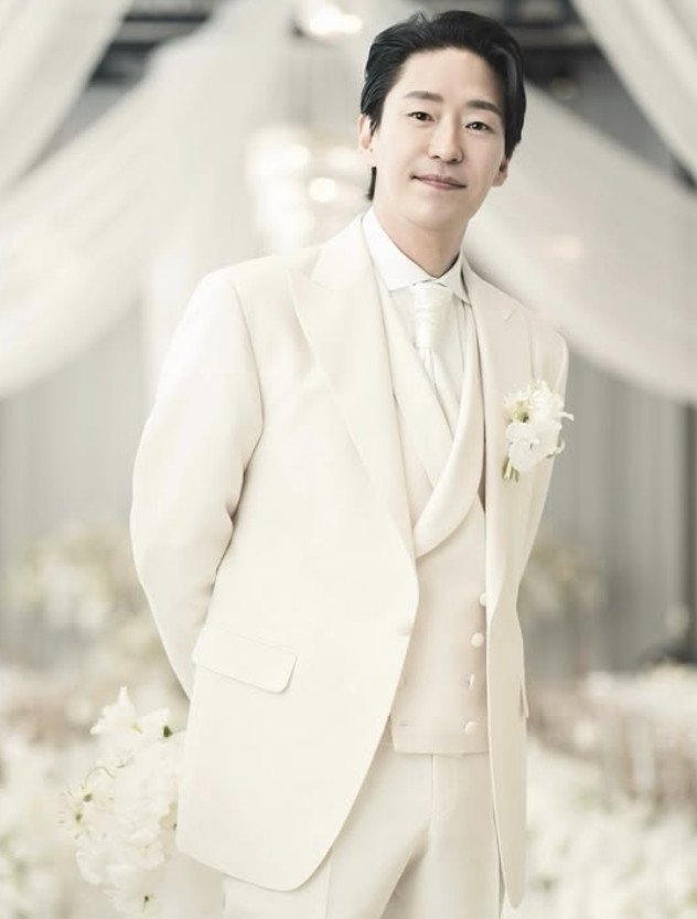 엄기준, 흰 턱시도 입은 사진 공개 49세에 결혼…행복하게 살 것