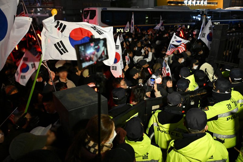 내란 우두머리 혐의로 체포된 윤석열 대통령의 영장실질심사가 열린 18일 오후 서울 마포구 서울서부지방법원에서 윤 대통령의 지지자들이 법원 담장에 가까이 붙어 규탄 집회를 하고 있다.(공동취재) 사진=뉴스1