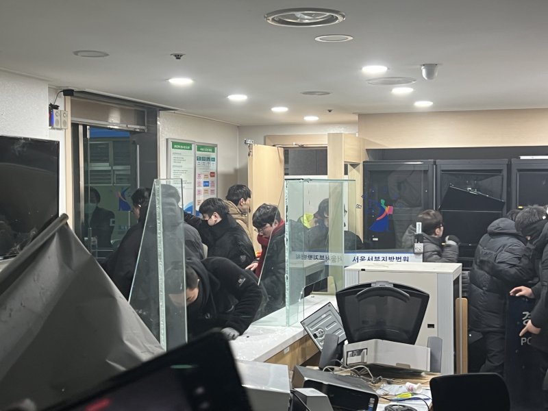 尹 지지자들 서부지법 난입…유리창 파손에 건물 외벽 부수기도