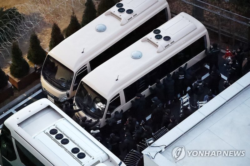 버스 미는 경찰 (출처=연합뉴스)