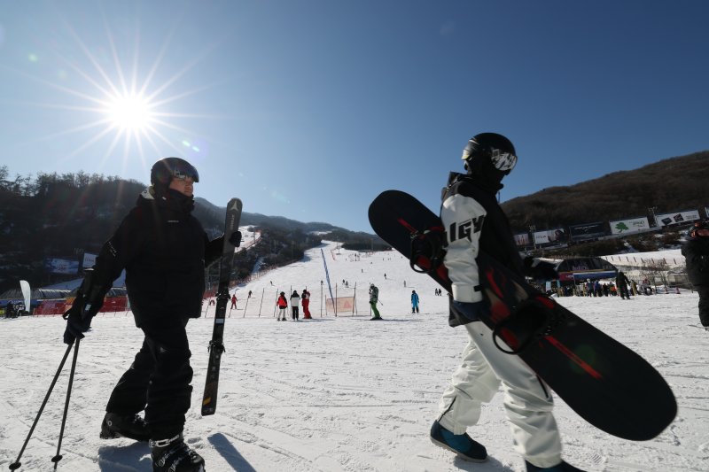 경기 광주시 곤지암리조트 스키장에서 시민들이 스키와 보드를 타며 겨울을 만끽하고 있다. /뉴스1 ⓒ News1 김영운 기자