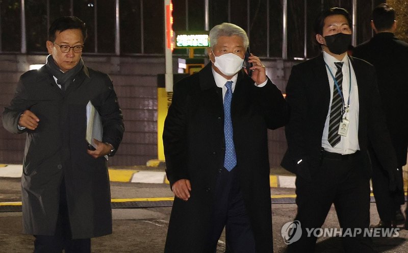 영장심사 마치고 나오는 윤 대통령측 변호인단 (출처=연합뉴스)