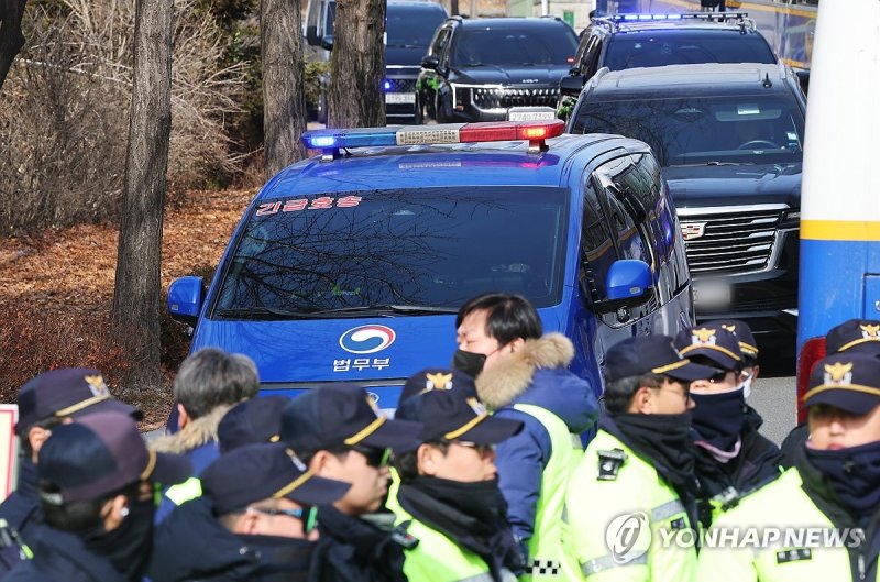 서울구치소 나오는 윤석열 대통령 탑승 차량행렬 (출처=연합뉴스)