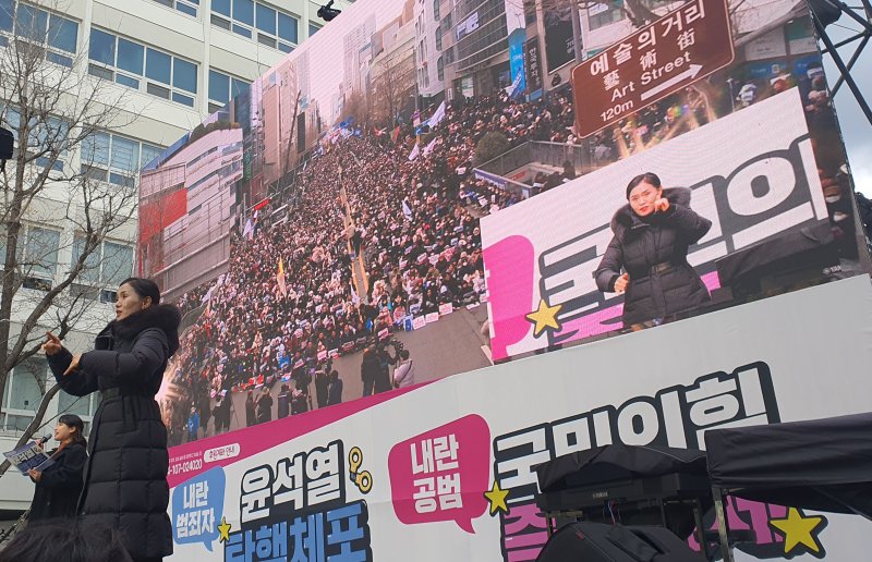 김지애 광주 수어통역지원센터장이 지난해 12월 14일 광주 동구 금남로 집회현장에서 맨손으로 수어 통역을 진행하고 있는 모습. (수어통역센터 제공) 2025.1.18/뉴스1