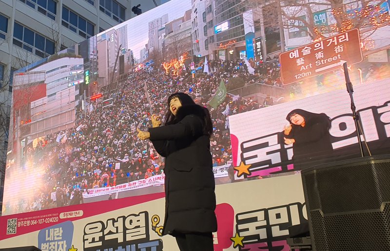 이은일 광주 수어통역센터 팀장이 지난해 12월 14일 '윤석열 대통령 퇴진' 광주 동구 금남로 집회 무대에서 수어 통역을 진행하고 있다. (본인제공)2025.1.18/뉴스1