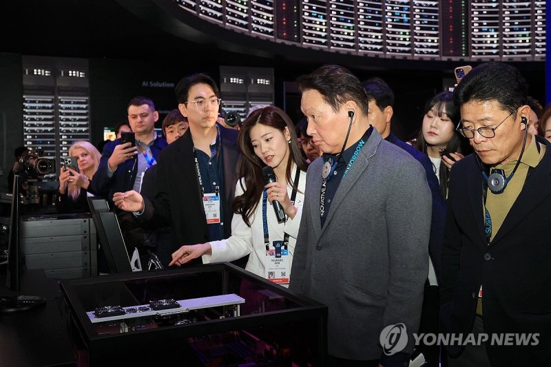 CES SK 전시관 찾은 최태원 회장 (출처=연합뉴스)