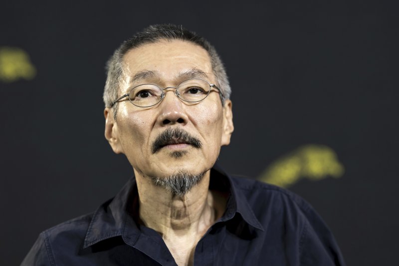 [로카르노=AP/뉴시스] 홍상수 감독이 16일(현지시각) 스위스 로카르노에서 열린 제77회 로카르노 국제영화제에 '수유천' 포토콜에 참석해 포즈를 취하고 있다. 2024.08.16.