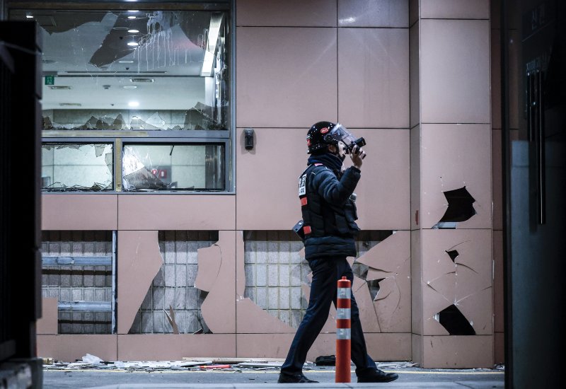 [서울=뉴시스] 정병혁 기자 = 윤석열 대통령의 구속영장이 발부된 19일 서울 마포구 서울서부지방법원의 유리창이 윤 대통령 지지자들에 의해 파손되어 있다. 2025.01.19 jhope@newsis.com