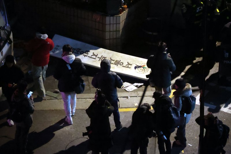 [서울=뉴시스] 조성봉 기자 = 윤석열 대통령의 구속영장이 발부된 19일 서울 마포구 서울서부지방법원의 표지판이 윤 대통령 지지자들에 의해 파손되어 있다. 2025.01.19 suncho21newsis.com