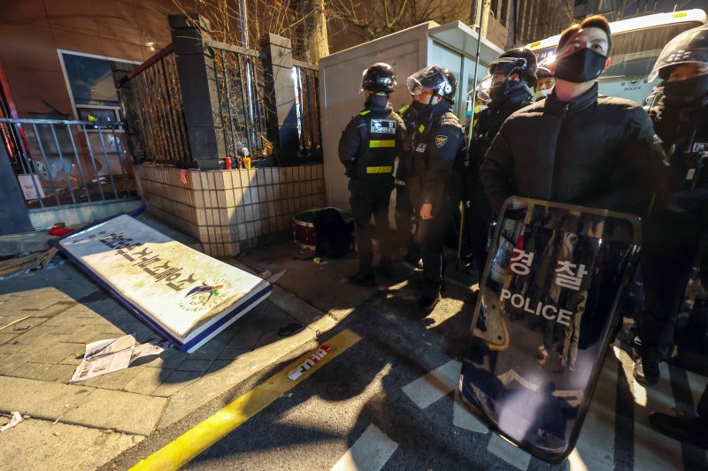 지난 1월 19일 새벽 서울 마포구 서울서부지방법원에 윤석열 대통령에 대한 구속영장 발부 소식에 격분한 윤 대통령 지지자들이 난입해 법원 현판을 훼손시켜 땅에 떨어져 있다. 뉴스1