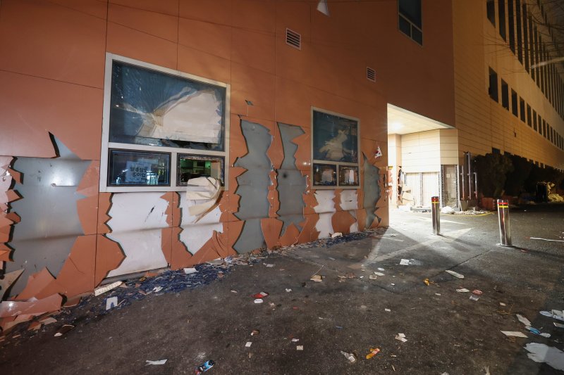 19일 새벽 서울 마포구 서울서부지방법원에 윤석열 대통령에 대한 구속영장 발부 소식에 격분한 윤 대통령 지지자들이 난입해 유리창과 법원 건물 벽면 등을 파손한 흔적이 남아 있다. 2025.1.19/뉴스1 ⓒ News1 민경석 기자