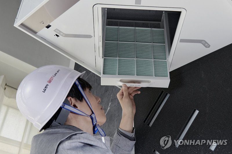 LG전자 케어 전문가가 제품을 관리하는 모습 (출처=연합뉴스)