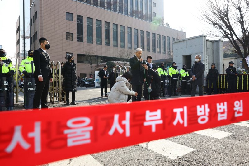 "법원이 찍어누른다 되나..한국은 홍콩 아냐" '73년생 한동훈' 저자의 '비판'