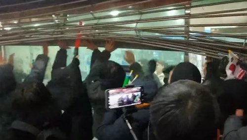 출입구 셔터 올리며 난입하는 지지자들 (출처=연합뉴스)