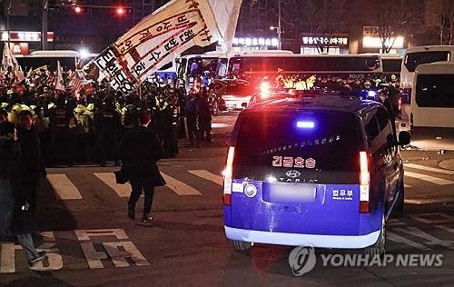 영장심사 마치고 서울구치소 향하는 윤 대통령 호송차량 (출처=연합뉴스)