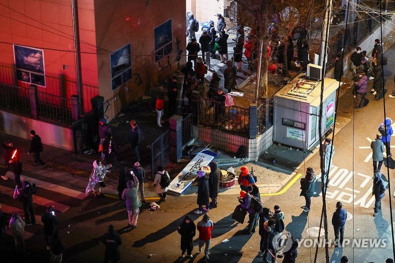 지난 1월 19일 윤석열 대통령의 구속영장이 발부되자 서울 서부지법에 지지자들 난입해 난동을 부리고 있다. 연합뉴스