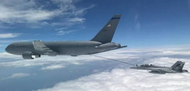 미국 공군이 도입하고 있는 보잉 KC-46 페가수스 공중급유기. 2015년 9월 첫 비행을 실시한 KC-46 급유기는 2020년부터 미 공군에 인도되고 있다. 승무원 3명(조종사 2명, 급유 1명)·인적 운송량 114명·탑재량 6만5000lb(2만9500kg)·길이 50.5m·날개길이 48.1m·높이 15.9m·중량 8만2377kg·최대 탑재량 18만8240kg·엔진 2×프랫 & 휘트니 PW4062 터보팬, 각 6만3300lbf(282kN)·최고 속도 마하 0.86(650mph, 1046km/h)·순항 속도 마하 0.80(851km