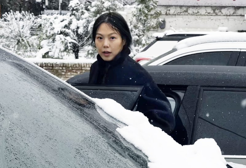 [단독] 임신한 상태였네…김민희♥홍상수, 연말 폭설 데이트 포착 때 모습은