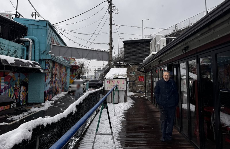 [단독] 임신한 상태였네…김민희♥홍상수, 연말 폭설 데이트 포착 때 모습은