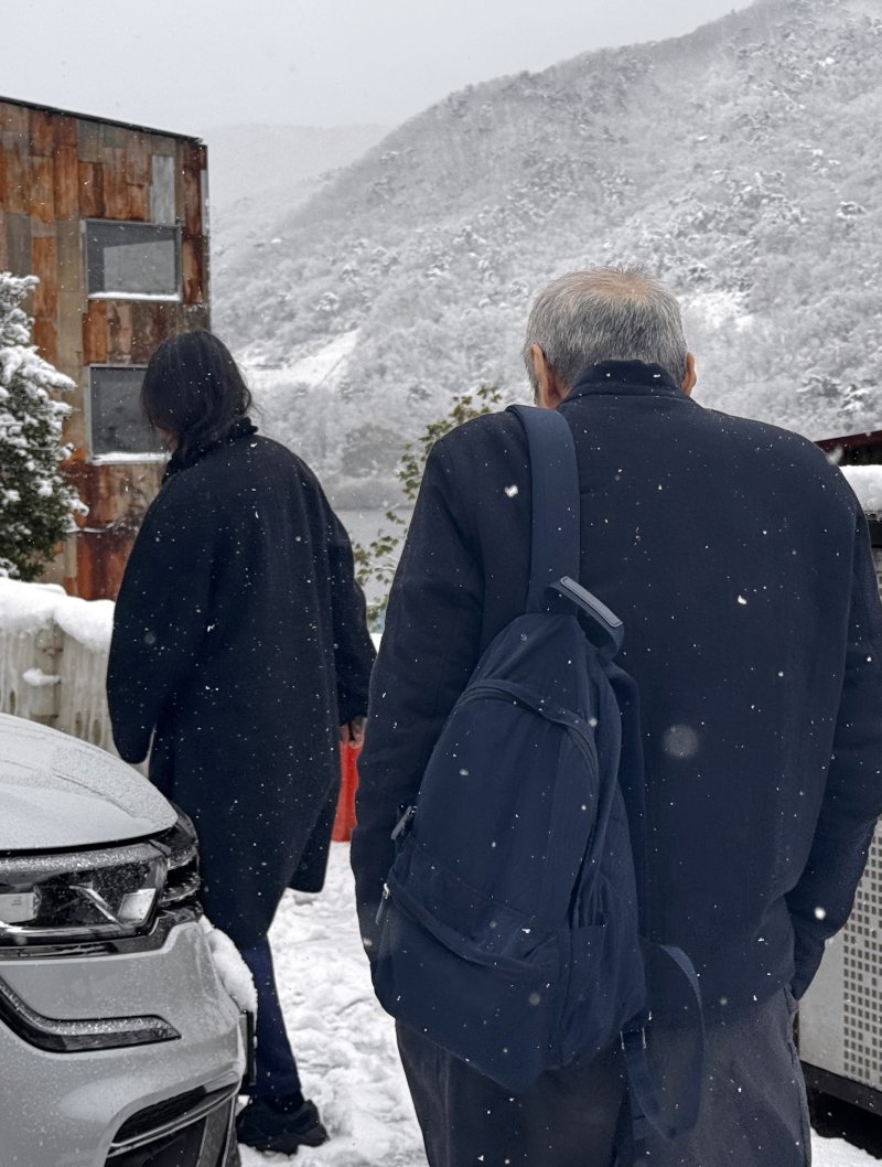 [단독] 임신한 상태였네…김민희♥홍상수, 연말 폭설 데이트 포착 때 모습은