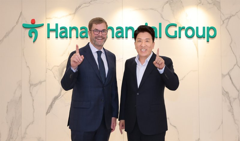 함영주 하나금융 회장, 베인캐피탈과 韓 투자 논의
