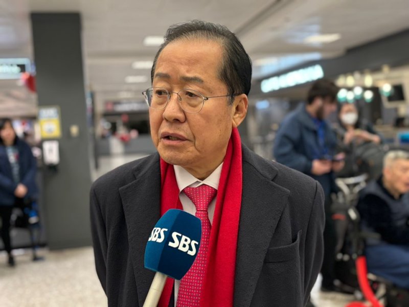 도널드 트럼프 미국 대통령 당선인 취임식을 계기로 미국을 찾은 홍준표 대구시장이 19일(현지 시간) 워싱턴DC 인근 덜레스국제공항에서 특파원단 질문에 답변하고 있다. 뉴시스