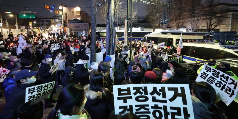 윤석열 대통령 지지자들이 19일 오후 서울 종로구 헌법재판소 인근에서 헌재를 향해 탄핵 반대를 외치고 있다. 현재 경찰은 헌법재판소로 이어지는 길목에 경찰버스로 차벽을 설치해 이들이 헌재로 접근하지 못하도록 차단 중이다. 2025.1.19/뉴스1 ⓒ News1 박지혜 기자