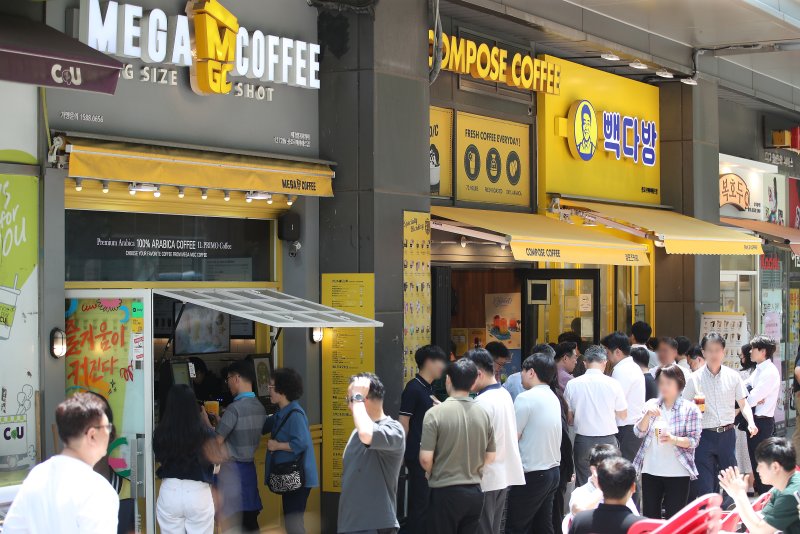 지난해 서울 시내에 위치한 저가 브랜드 커피 매장 앞에서 시민들이 줄지어 커피를 구매하고 있는 모습. 2024.7.1/뉴스1 ⓒ News1 임세영 기자